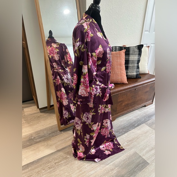 Morgan Taylor Robe - Picture 2 of 6